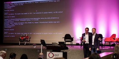 Moderator Florian Inhauser (l.) und Smart-Farming-Professor Dejan Seatovic präsentieren einen Landwirtschaftsroboter am OST-Hochschultag.