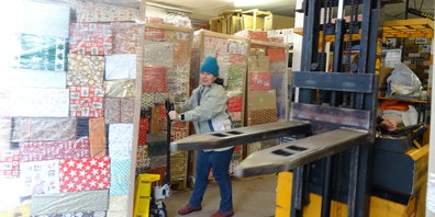 Diverse verpackte Paletten konnten auf den Lastwagen verladen werden.