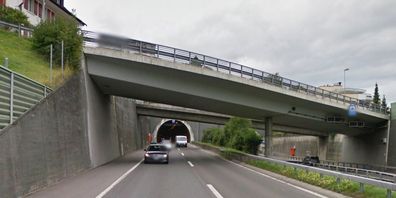 Wer aus dem Blatttunnel in Wollerau Richtung Zürich fährt, wird künftig am Röhrenende an Solarpanels vorbeifahren.