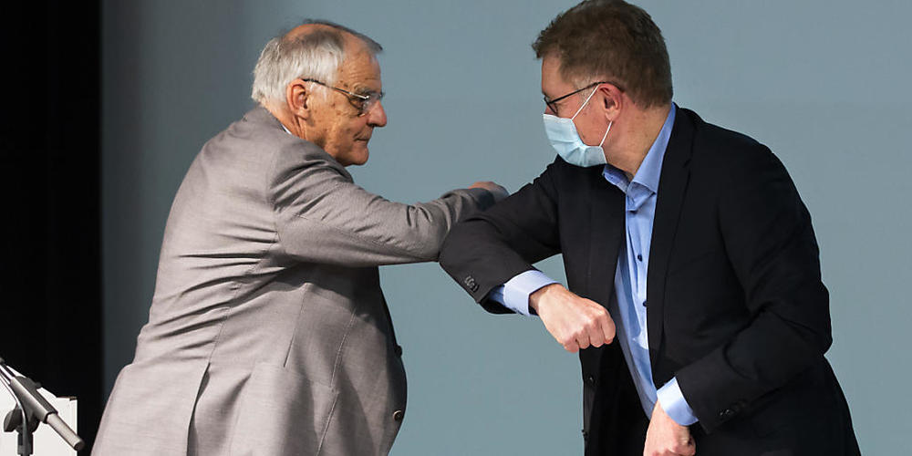 Westast-Dialog erfolgreich beendet: Der Verkehrsexperte Hans Werder (links) moderierte den Prozess, der am Montag mit der Übergabe des Schlussberichts an den Berner  Regierungsrat Christoph Neuhaus (rechts) zu Ende ging.