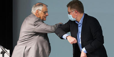 Westast-Dialog erfolgreich beendet: Der Verkehrsexperte Hans Werder (links) moderierte den Prozess, der am Montag mit der Übergabe des Schlussberichts an den Berner  Regierungsrat Christoph Neuhaus (rechts) zu Ende ging.