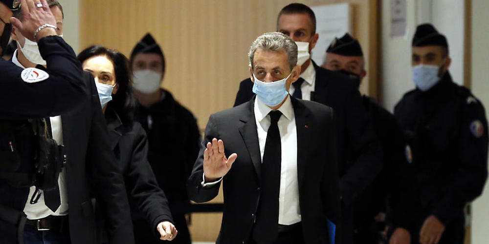 Nicolas Sarkozy (M), ehemaliger Präsident von Frankreich, trifft zu einer Anhörung in einem Gerichtsgebäude ein. Foto: Thibault Camus/AP/dpa