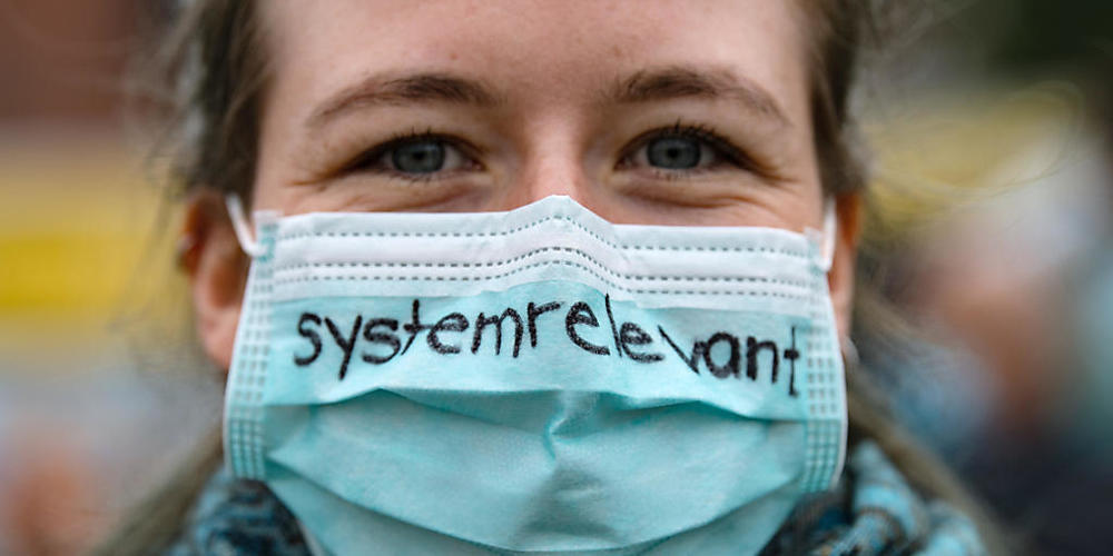 Keine Maskensünderin: Eine Krankenschwester trägt einen Mund-Nasenschutz mit der Aufschrift «systemrelevant» - dem Deutschschweizer Wort des Jahres 2020. (Archivbild)