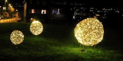 Leuchtende Benkner Weihnachtskugeln: In diesem Jahr wird auf 50 Prozent der Weihnachtsbeleuchtung verzichtet.