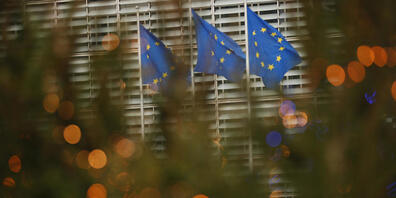 Drei Fahnen in den Farben der EU-Flagge flattern im EU-Hauptquartier im Wind. Foto: Francisco Seco/AP/dpa