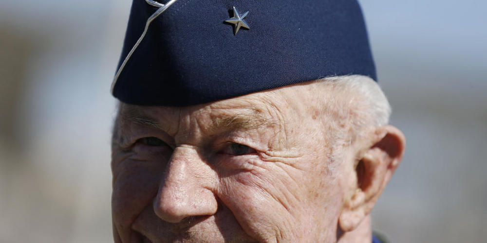 ARCHIV - Yeager war der erste Pilot, der mit einem Flugzeug die Schallmauer durchbrach. Er starb am Montag, den 07.12.2020, im Alter von 97 Jahren, wie seine Frau Victoria auf dem offiziellen Twitteraccount Yeagers mitteilte. Foto: Isaac Brekken/A...