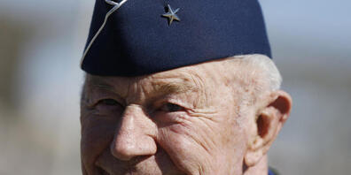 ARCHIV - Yeager war der erste Pilot, der mit einem Flugzeug die Schallmauer durchbrach. Er starb am Montag, den 07.12.2020, im Alter von 97 Jahren, wie seine Frau Victoria auf dem offiziellen Twitteraccount Yeagers mitteilte. Foto: Isaac Brekken/A...