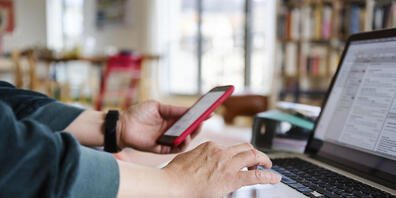 Insbesondere bei Smartphones und Laptops würden oft Garantieleistungen verweigert, sagen die Konsumentenschützer - worauf die Verbraucher den "unmöglichen Beweis erbringen" müssten, dass die Defekte bereits beim Kauf bestanden hätten. (Symbolbild)