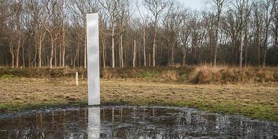 Ein Monolith steht im Naturgebiet De Kiekenberg im Norden der Niederlande. Spaziergänger hatten die Metall-Säule im Naturgebiet De Kiekenberg bei Oudehorne in der nördlichen Provinz Friesland am Sonntagmorgen (06.12.2020) entdeckt. Am selben Abend...