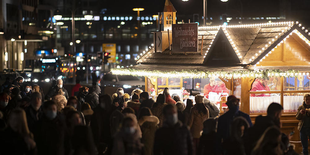 Besucher stehen am Samstag des zweiten Adventswochenendes vor einer Weihnachtsbude am Breitscheidplatz. Im Berliner Bezirk Charlottenburg-Wilmersdorf sind 25 Weihnachtsbuden aufgestellt, als Ersatz für die ausgefallenen Weihnachtsmärkte. Foto: Fab...