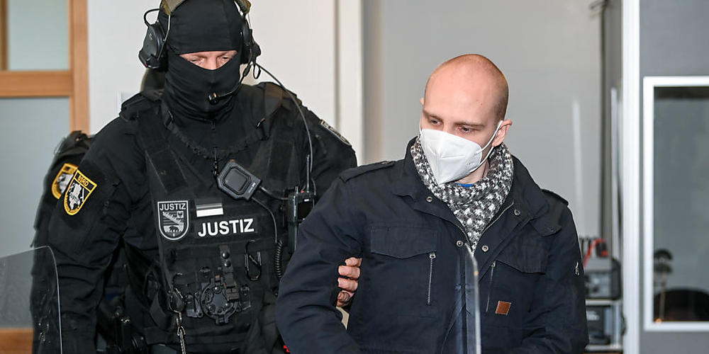 Der angeklagte Stephan Balliet wird zu Beginn des 24. Prozesstages in den Saal des Landgerichts geführt. Die Bundesanwaltschaft wirft dem Attentäter von Halle 13 Straftaten vor, unter anderem Mord und versuchten Mord. Foto: Hendrik Schmidt/dpa-Zen...
