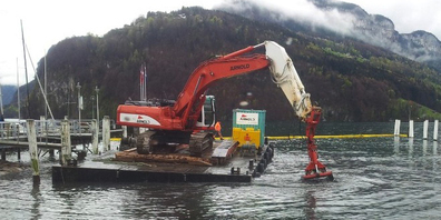 Um den Kursschiffen der SGV die Ein- und Ausfahrt in den verschlammten Föhnhafen in Brunnen zu gewährleisten, wurden insgesamt 6'000 Kubikmeter kontaminiertes Seegrundmaterial vom Hafen über die Hafenkante in tiefe Seelagen geschoben. 