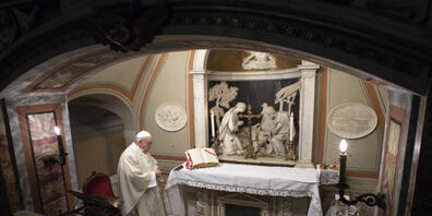 HANDOUT - Papst Franziskus betet während des Festes Maria Empfängnis während einer Privatmesse in der Basilika Santa Maria Maggiore am Altar von Sant'Ignazio di Loyola.     (zu dpa "Papst betet im Regen und mit Mundschutz im Zentrum Roms") Foto: V...