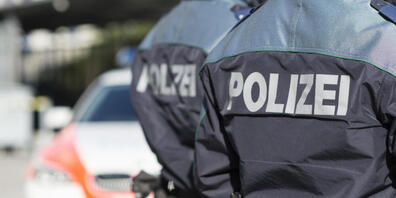 Die Bündner Polizei untersucht einen Verkehrsunfall auf der Albulapassstrasse. (Symbolbild)