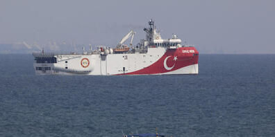 ARCHIV - Das türkische Forschungsschiff «Oruc Reis» (hinten) liegt vor der Küste von Antalya im Mittelmeer. Foto: Burhan Ozbilici/AP/dpa