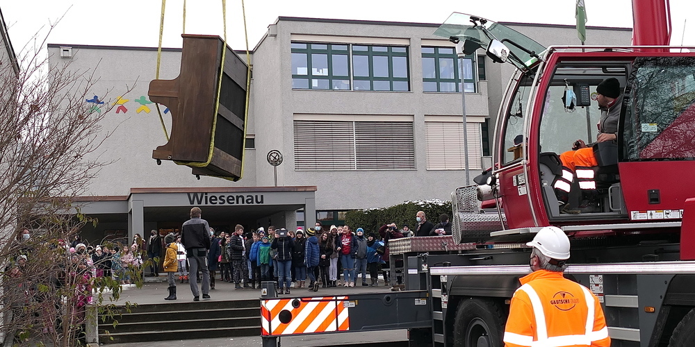 Zum Start des Schulprojekts wurde ein Klavier auf dem Vordach der Schule Wiesenau abgestellt (Bilder: Ulrike Huber)