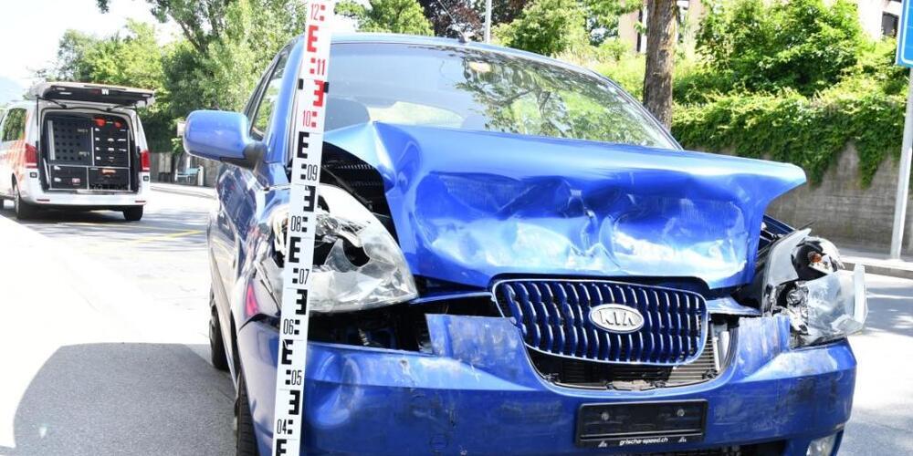 Das auffahrende Fahrzeug erlitt einen Totalschaden und musste abgeschleppt werden.