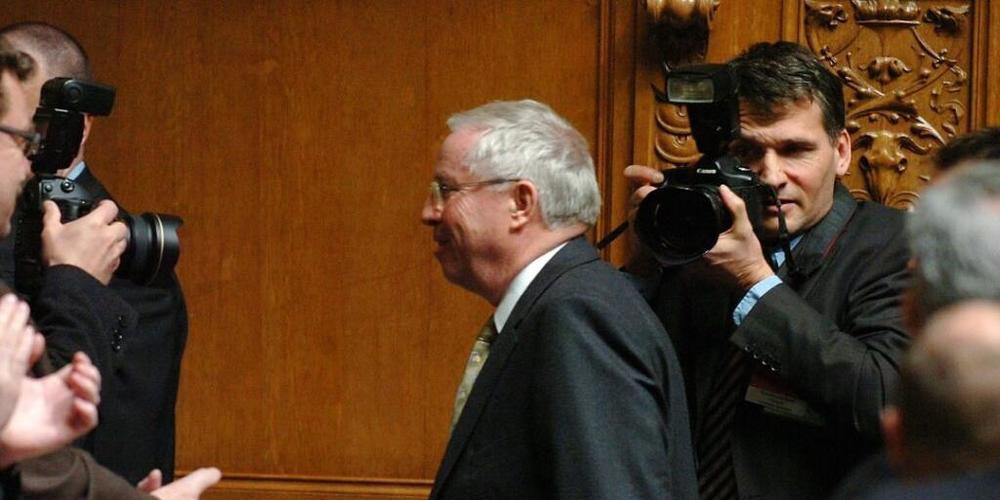 Christoph Blocher (SVP) verlässt nach seiner Abwahl im Dezember 2007 das Parlament. Seine verspätete Geltendmachung eines Ruhegehalts sorgte für kontroverse Reaktionen. (Archivbild)