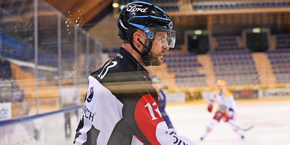 Neu im «Zebra-Gewand»: Stefan Hürlimann bei seinem ersten Spiel als Headschiedsrichter in der National League. (Bild: Keystone)