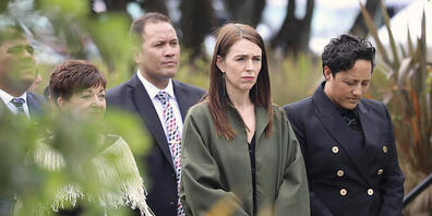 Jacinda Ardern 2.v.r), Premierministerin von Neuseeland, nimmt an einem Gottesdienst anlässlich des ersten Jahrestages nach dem verheerenden Vulkanausbruch in Neuseeland mit 22 Toten teil. Foto: Andrew Warner/NZME/dpa