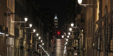 ARCHIV - Eine leere Straße während der Ausgangssperre. Foto: Alessandra Tarantino/AP/dpa