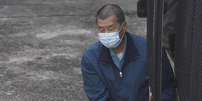 dpatopbilder - Jimmy Lai, Medienunternehmer, Herausgeber der Hongkonger Zeitung «Apple Daily» und pro-demokratischer Aktivist, wird von Beamten des Strafvollzugs in Handschellen aus einem Gefangenentransporter heraus ins Gefängnis begleitet. Foto:...