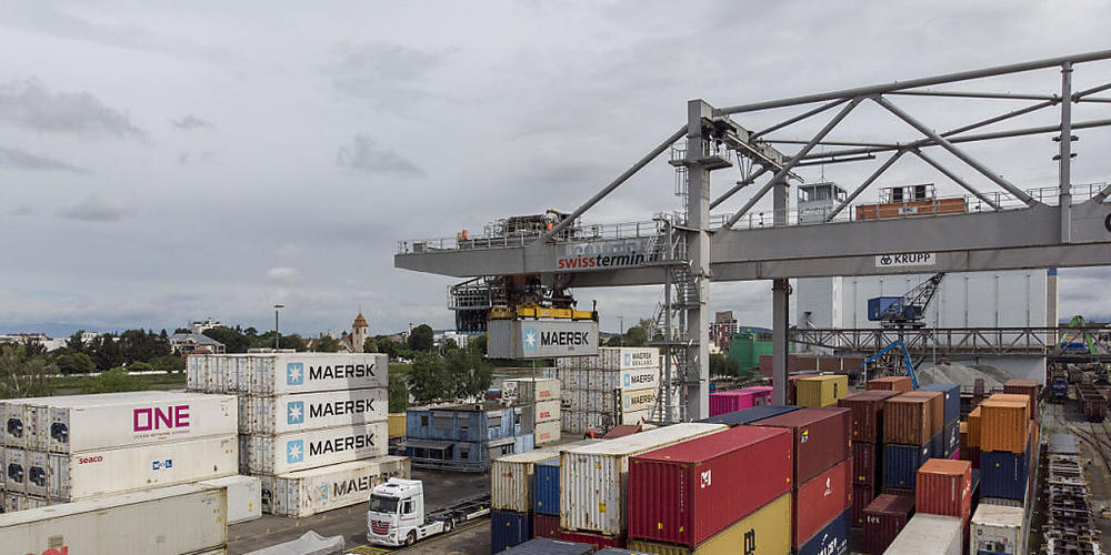 Die Raiffeisen-Ökonomen erwarten nun einen schwächeren Einbruch der Schweizer Wirtschaft für 2020 als ursprünglich befürchtet. (Archivbild)