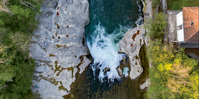 Um das hohe Risiko im Einsatzfall zu reduzieren, hat das Bau- und Umweltdepartement in Absprache mit den Gemeinden entschieden, bauliche Massnahmen am Wasserfall vorzunehmen.