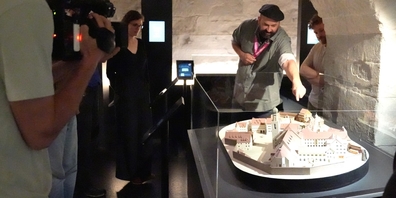 Silvio Frigg zeigt anhand eines Modells, unter welchen Gebäuden die Kellerkorridore durchführen