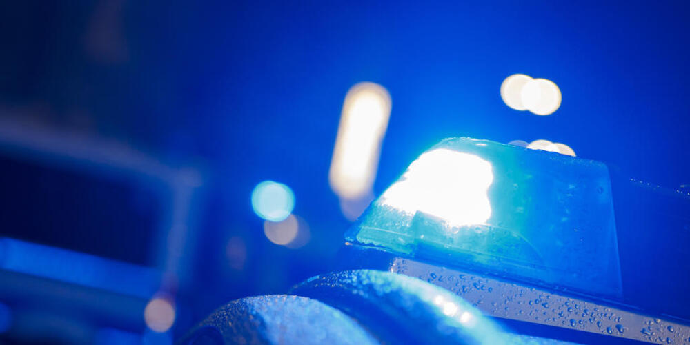 Ein mutmasslicher Autodieb wurde am Dienstag auf einem Parkplatz an der Axenstrasse schlafend von der Polizei festgenommen. (Symbolbild)