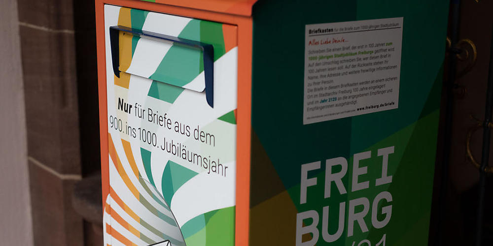 Ein Briefkasten, in den Freiburger Bürger Briefe an die Stadt Freiburg des Jahres 2120 einwerfen können, steht vor dem Rathaus der Stadt. Die Bürger sind aufgerufen, einen Brief zu schreiben, der erst in 100 Jahren zugestellt wird. Foto: Philipp v...