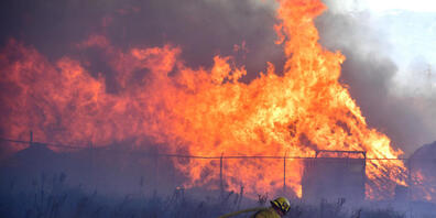 Die Feuerwehr versucht die neuen Brände in Kalifornien einzudämmen: Der US-Staat ist dieses Jahr erneut von immer wiederkehrenden Waldbränden betroffen. Foto: Will Lester/The Orange County Register/AP/dpa