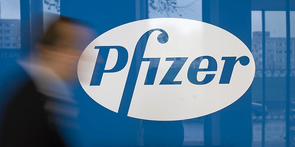 ARCHIV - Der Pharmakonzern Pfizer hat das Auslieferungsziel bei seinem Corona-Impfstoff in diesem Jahr halbieren müssen. Foto: Arno Burgi/dpa-Zentralbild/dpa