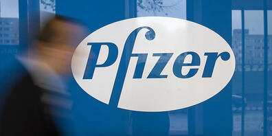 ARCHIV - Der Pharmakonzern Pfizer hat das Auslieferungsziel bei seinem Corona-Impfstoff in diesem Jahr halbieren müssen. Foto: Arno Burgi/dpa-Zentralbild/dpa