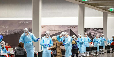 dpatopbilder - Menschen lassen sich am ersten Tag von Corona-Massentests in Österreich an einer Teststation in der Innsbrucker Messe auf das Coronavirus testen. Foto: Expa/Johann Groder/APA/dpa
