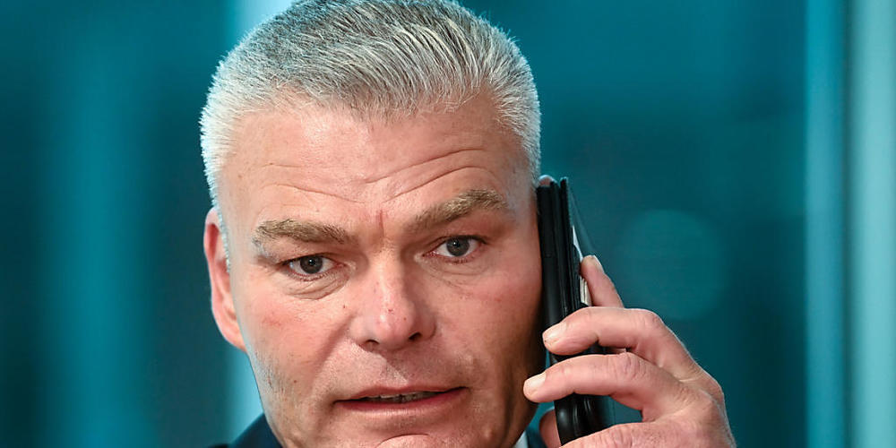 ARCHIV - Holger Stahlknecht (CDU), Innenminister von Sachsen-Anhalt, telefoniert vor Beginn der auswärtigen Kabinettssitzung. Foto: Hendrik Schmidt/dpa-Zentralbild/ZB