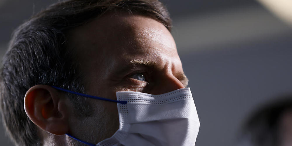 Frankreichs Präsident Emmanuel Macron hat in der aufgeheizten Debatte um Polizeigewalt versichert, dass weder die Presse- noch die Demonstrationsfreiheit im Land in Gefahr seien. Foto: Thomas Samson/POOL AFP/dpa