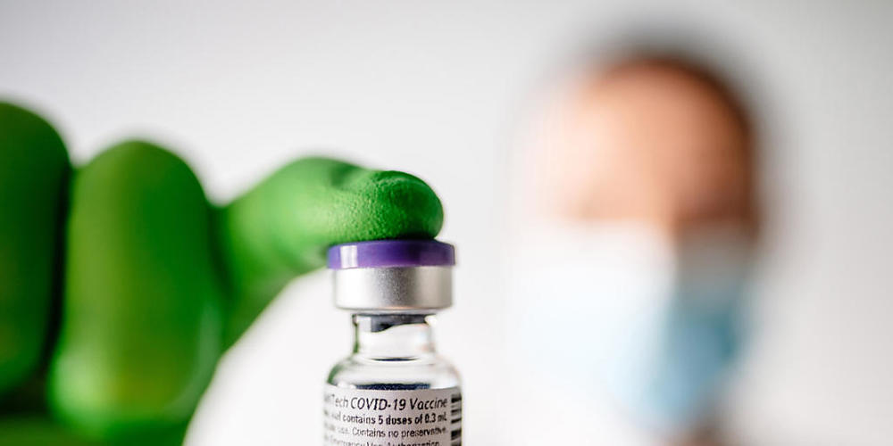 ARCHIV - Ein Mitarbeiter des Mainzer Unternehmens Biontech hält ein Fläschen mit Corona-Impfstoff in der Hand. Foto: BioNTech SE/dpa - ACHTUNG: Verwendung nur bis zum 09.12.2020