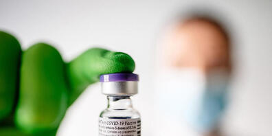 ARCHIV - Ein Mitarbeiter des Mainzer Unternehmens Biontech hält ein Fläschen mit Corona-Impfstoff in der Hand. Foto: BioNTech SE/dpa - ACHTUNG: Verwendung nur bis zum 09.12.2020