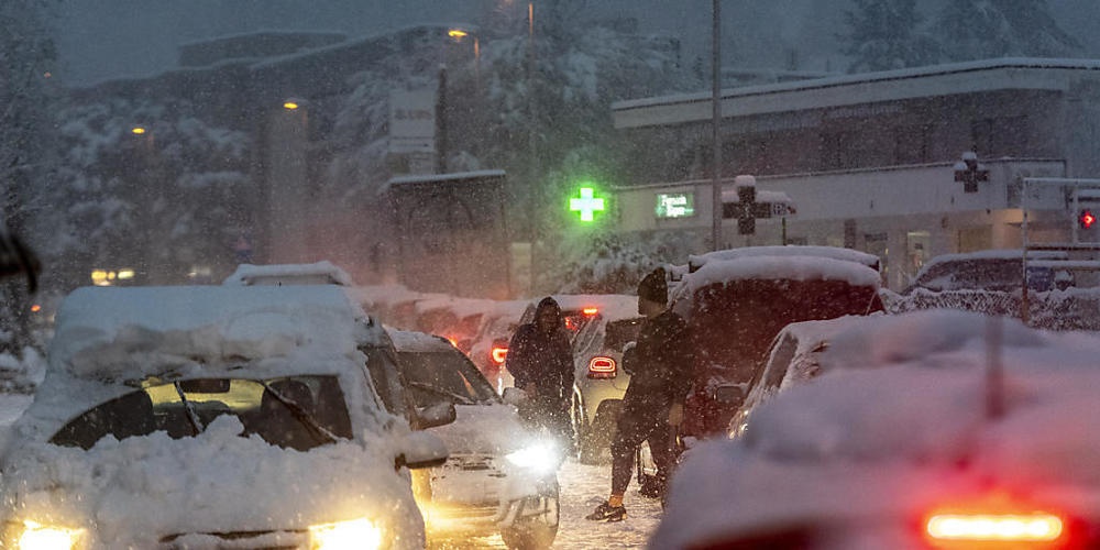 Nichts ging mehr am Freitag im dichten Schneegestöber in Stabio TI. (KEYSTONE/Ti-Press/Francesca Agosta) Geo-Information: Schweiz/Stabio Quelle: KEYSTONE/Ti-Press Fotograf: Francesca Agosta