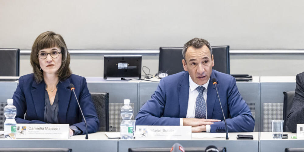 Der Freisinnige Martin Bühler (Bildmitte) ist für das nächste Jahr zum Bündner Regierungspräsidenten gewählt worden, Mitte-Frau Carmelia Maissen (links) wird Vizepräsidentin. (Archibbild)