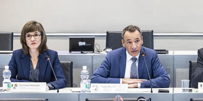 Der Freisinnige Martin Bühler (Bildmitte) ist für das nächste Jahr zum Bündner Regierungspräsidenten gewählt worden, Mitte-Frau Carmelia Maissen (links) wird Vizepräsidentin. (Archibbild)