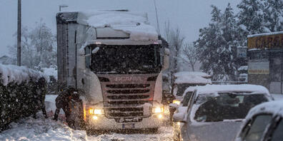 Der Schnee führte auf den Strassen des Tessins zu Problemen, so auch hier in Stabio.