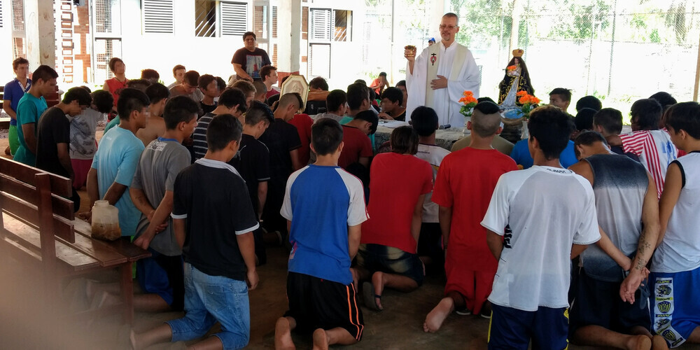 Peter Kühlke während einer Messe in einem paraguayischen Gefängnis