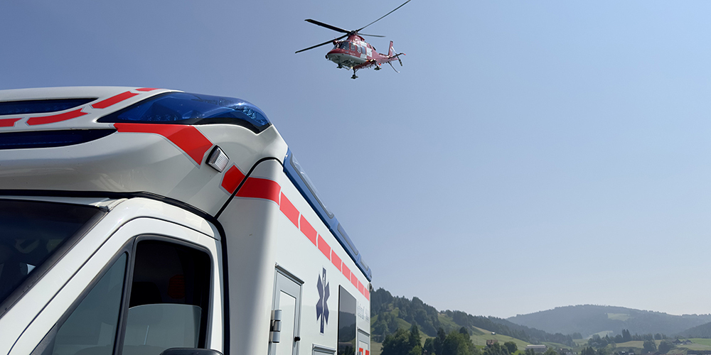 Die Rega flog den Verletzten in ein ausserkantonales Spital.