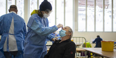 Im südlichen Graubünden haben am Freitagmorgen die ersten Flächentests der Schweiz begonnen. Fast 10'000 Personen meldeten sich bislang für die Schnelltests an. Getestet wurde unter anderem in Zuoz.