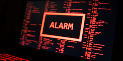 In der Schweiz sollen Firmen und Betreiber kritischer Infrastrukturen künftig Cyberattacken einer zentralen Stelle melden müssen. (Symbolbild)