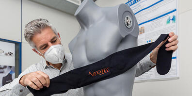 Der Brustgurt mit den vom Centre Suisse d'Electronique et de Microtechnique (CSEM) entwickelten Sensoren und integrierter Signalverarbeitung. Das System ermöglicht es, zu Hause lebende Corona-Patienten aus der Ferne - von einer Klinik aus - zu übe...