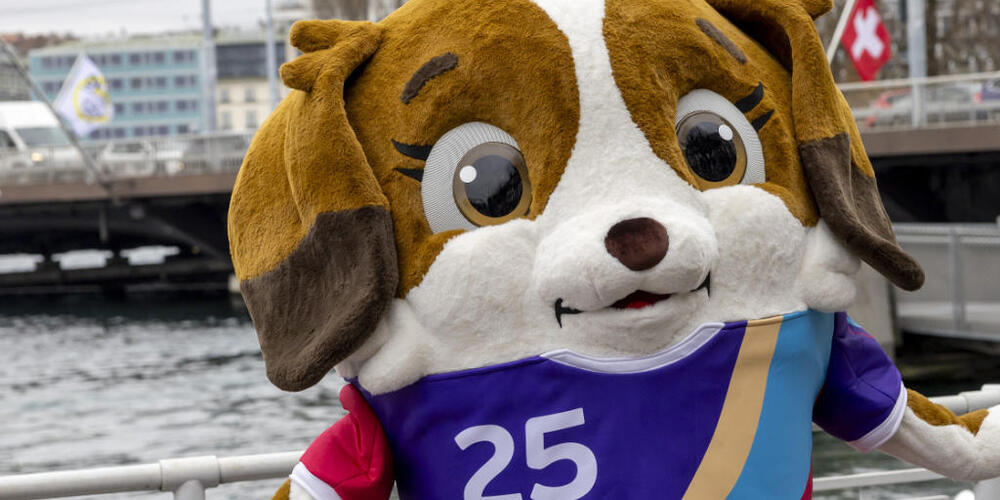 Das Maskottchen der Frauenfussball-EM posiert am See - am 2. Juli beginnt das Turnier. Zürich versteigert dafür die Autonummer "ZH 25".