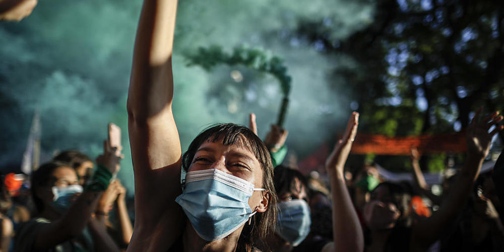 dpatopbilder - Aktivistinnen nehmen vor dem Kongress an einer Demonstration für die Entkriminalisierung von Abtreibungen teil, während die Gesetzgeber über einen Gesetzentwurf zur Legalisierung debattieren. Foto: Natacha Pisarenko/AP/dpa